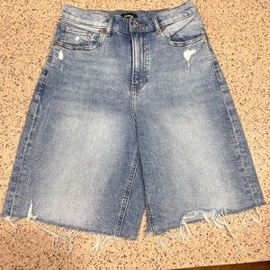 Express Distress Bermuda jeans above knee size 6 but runs big can fit size 8